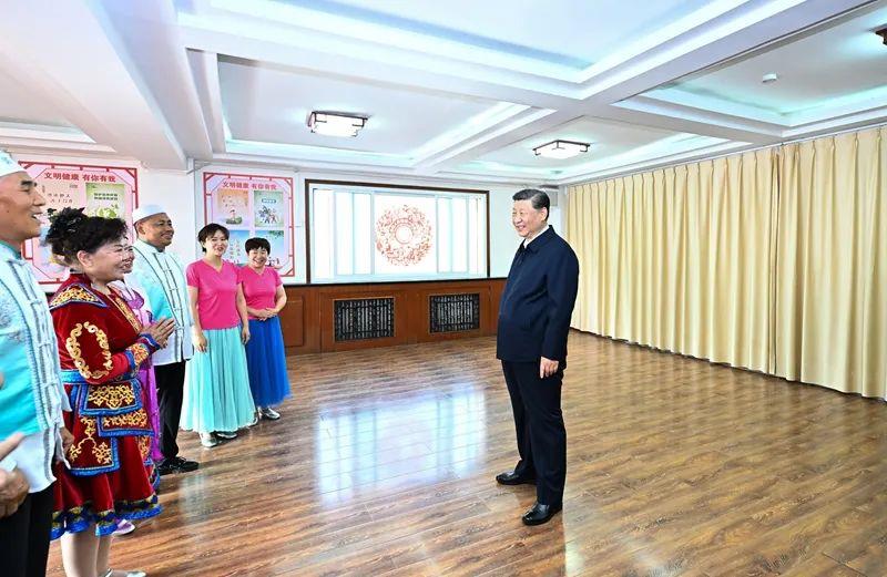 △2024年6月19日，寧夏銀川市金鳳區(qū)長城花園社區(qū)活動室，習(xí)近平總書記同社區(qū)居民親切交流。