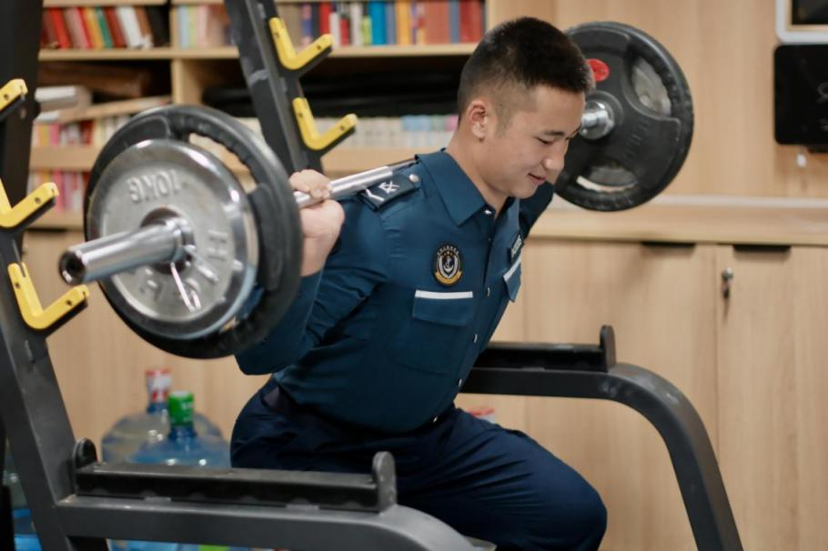 1月23日，在中國(guó)海警海鷗艦上，執(zhí)法員在值守間隙鍛煉身體。