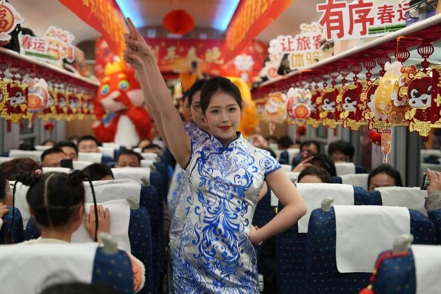 列車乘務員身穿青花瓷元素服飾表演節(jié)目。人民網(wǎng) 歐陽易佳攝
