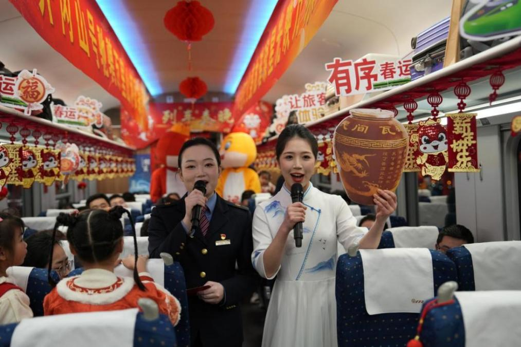 列車乘務員向旅客介紹江西美食——瓦罐湯。人民網(wǎng) 歐陽易佳攝