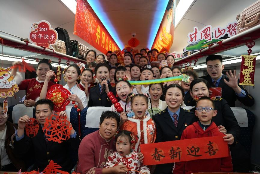全體演職人員與旅客大合影。人民網(wǎng) 歐陽易佳攝