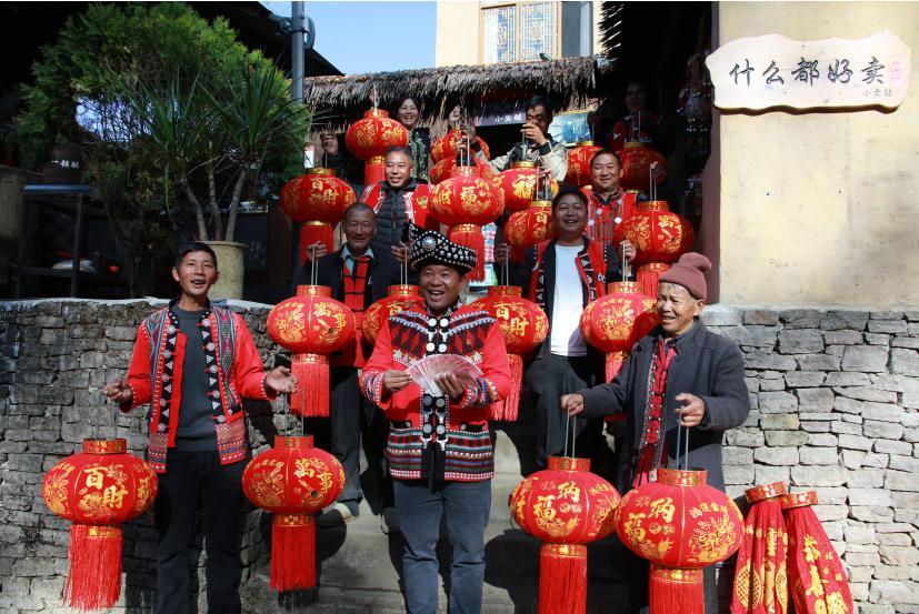 云南騰沖司莫拉佤族村村民歡歡喜喜過(guò)新年。