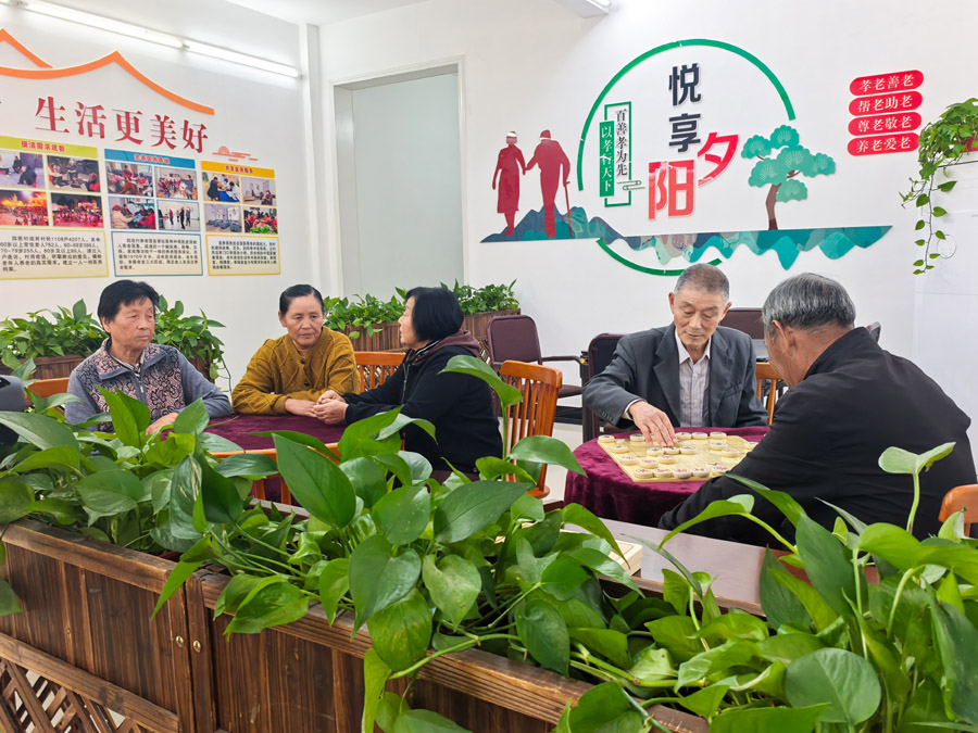 圖為湖北省咸寧市嘉魚縣潘家灣鎮(zhèn)四邑村養(yǎng)老服務(wù)驛站一角（2024年11月5日攝）。新華社記者 肖藝九 攝