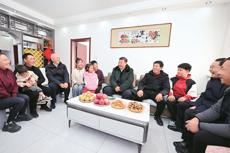 2025年1月22日至24日，中共中央總書記、國家主席、中央軍委主席習近平冒著嚴寒來到遼寧，看望慰問基層干部群眾。這是22日下午，習近平在葫蘆島市綏中縣明水滿族鄉(xiāng)祝家溝村考察時，同村民王寶維一家圍坐一起拉家常。 新華社記者 謝環(huán)馳/攝