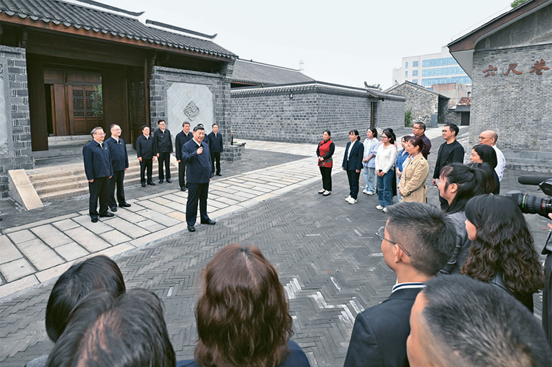 2024年10月17日至18日，中共中央總書記、國家主席、中央軍委主席習近平在安徽考察。這是17日下午，習近平在安慶桐城市六尺巷考察時，同當?shù)鼐用窈陀慰陀H切交流。 新華社記者 申宏/攝