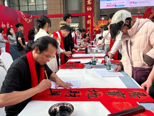 活動(dòng)現(xiàn)場(chǎng)贈(zèng)送春聯(lián)和福字。人民網(wǎng) 陳葉欣攝