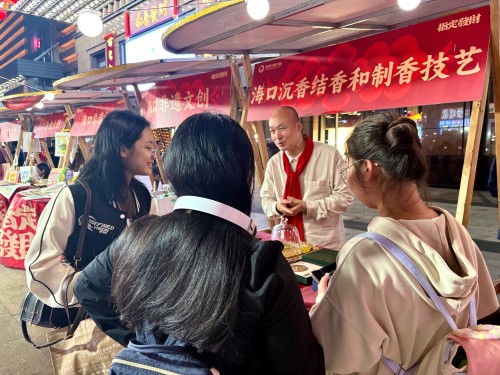 魏希望在非遺集市上介紹沉香。人民網(wǎng) 陳葉欣攝