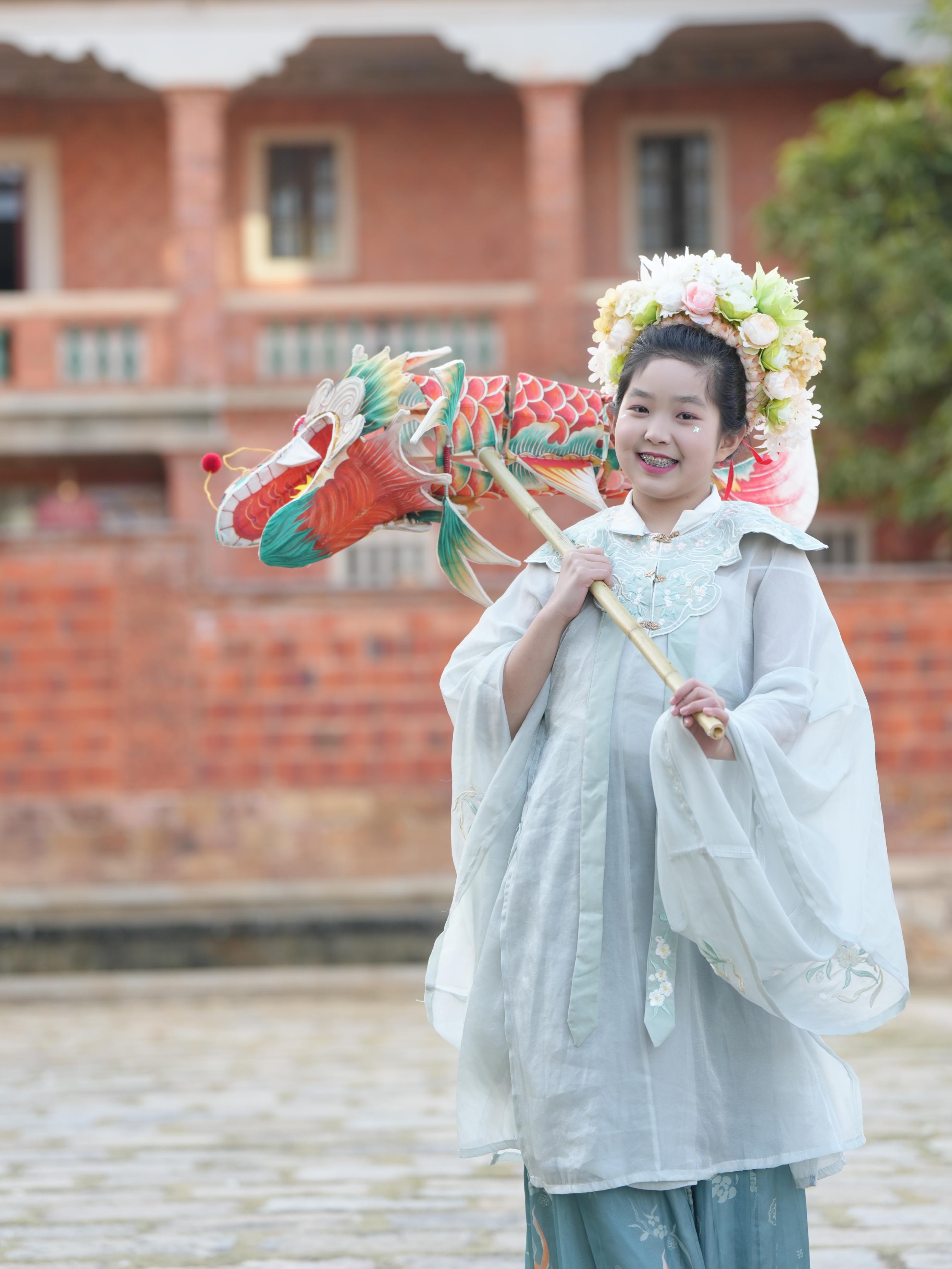 在泉州，沈女士為女兒拍下頭戴簪花的照片。受訪者供圖