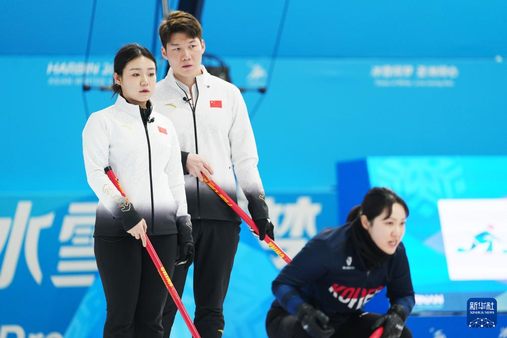 2月6日，中國隊選手王智宇（中）、韓雨（左）在比賽中。新華社記者 王松 攝