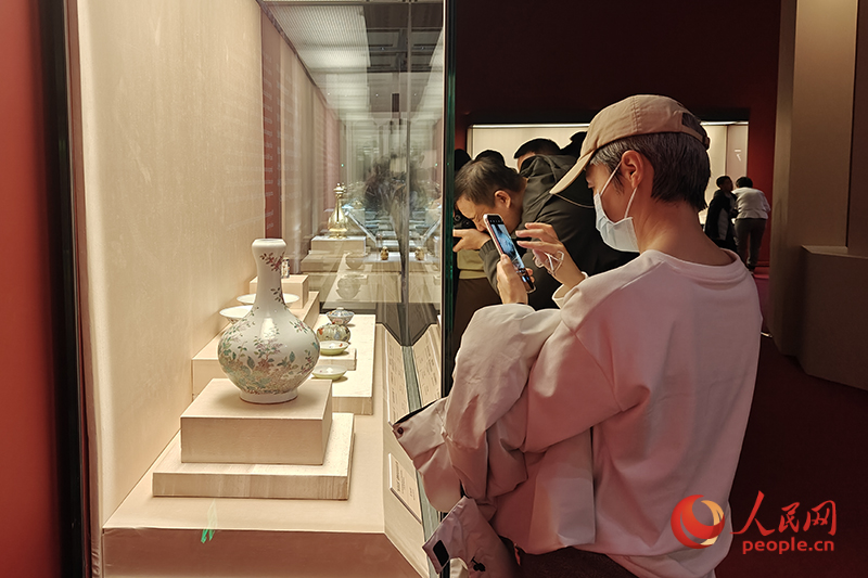 觀眾正在中國國家博物館參觀展覽。人民網(wǎng)記者 韋衍行攝