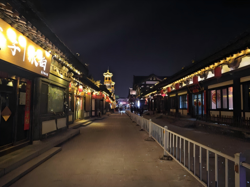 道歉公告發(fā)布后，夜晚10時的古城。人民網(wǎng)記者 黃鈺攝