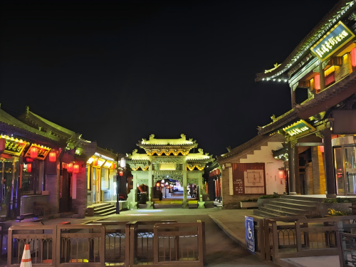 道歉公告發(fā)布后，凌晨5時的古城。人民網(wǎng)記者 黃鈺攝
