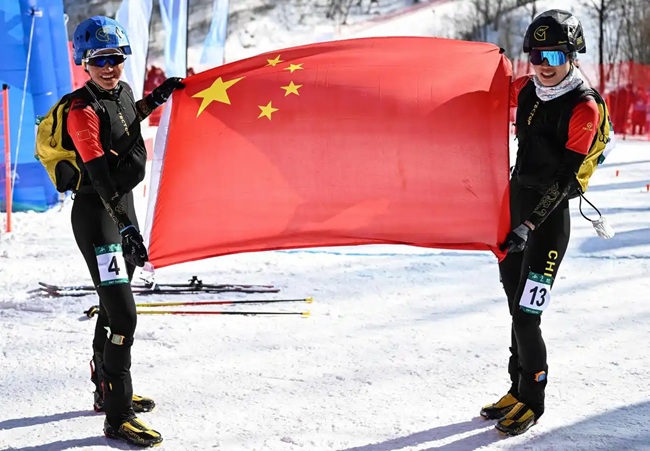 2月9日，中國隊(duì)選手次旦玉珍（左）與隊(duì)友于婧萱慶祝勝利。新華社記者 謝劍飛攝