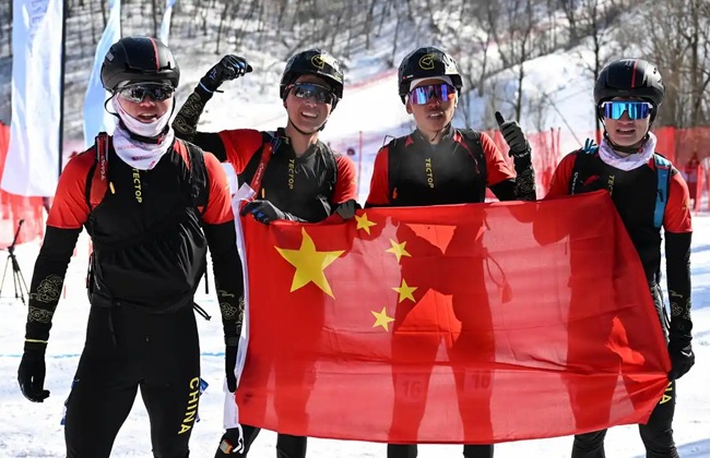 2月9日，包攬滑雪登山男子短距離前四名的中國隊(duì)選手賽后慶祝。新華社記者 謝劍飛攝