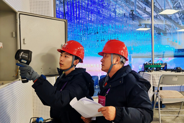 第九屆亞冬會(huì)開閉幕式供電保障團(tuán)隊(duì)隊(duì)員對(duì)供電設(shè)備開展特巡。受訪者供圖