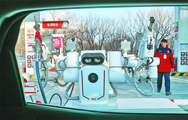 智能加油機(jī)器人在加能站工作。受訪者供圖