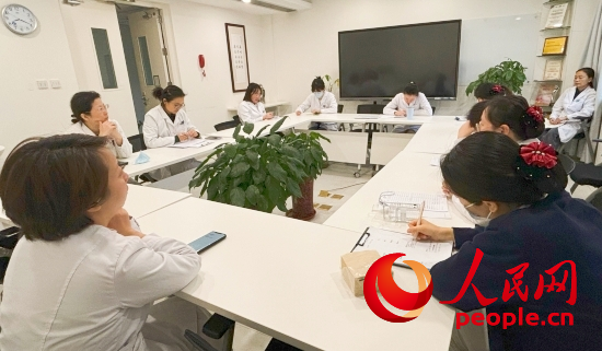 交班會上，海淀醫(yī)院安寧療護(hù)團隊討論患者和家屬需求。人民網(wǎng)記者 金慧慧攝