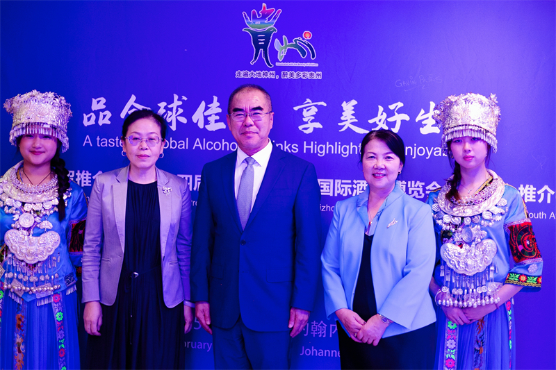 潘慶江總領(lǐng)事與王洪波秘書長合影。（南非貴州商會供圖）