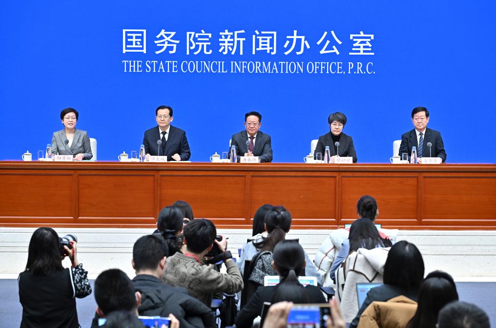2月28日，國(guó)務(wù)院新聞辦公室在北京舉行國(guó)務(wù)院政策例行吹風(fēng)會(huì)，民政部副部長(zhǎng)唐承沛、財(cái)政部副部長(zhǎng)郭婷婷、自然資源部副部長(zhǎng)許大純、住房城鄉(xiāng)建設(shè)部副部長(zhǎng)姜萬榮和國(guó)務(wù)院新聞辦公室新聞發(fā)言人介紹2024年國(guó)務(wù)院部門辦理全國(guó)人大代表建議和全國(guó)政協(xié)提案工作有關(guān)情況，并答記者問。新華社記者 李鑫 攝