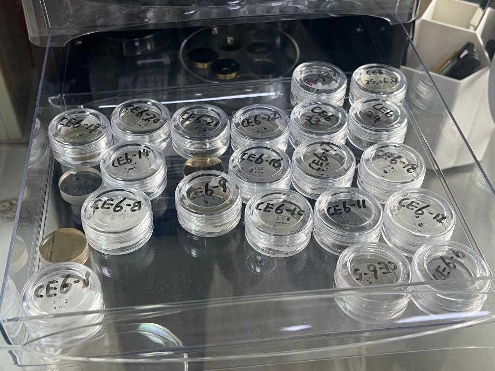 包含嫦娥六號樣品的樹脂靶。新華社記者 溫競華 攝