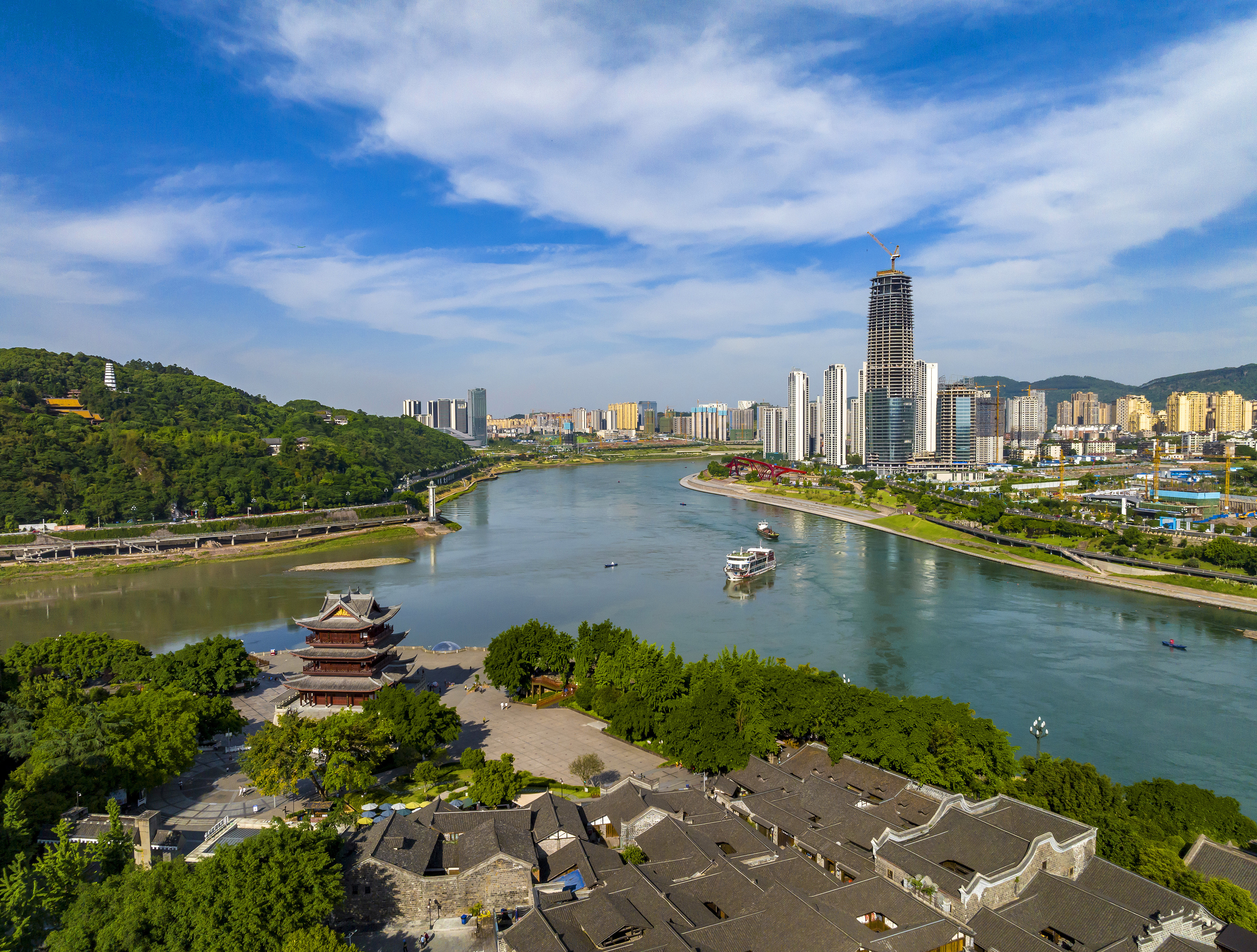 “長(zhǎng)江首城”四川宜賓，經(jīng)過(guò)長(zhǎng)江生態(tài)綜合治理后的三江交匯處風(fēng)光。