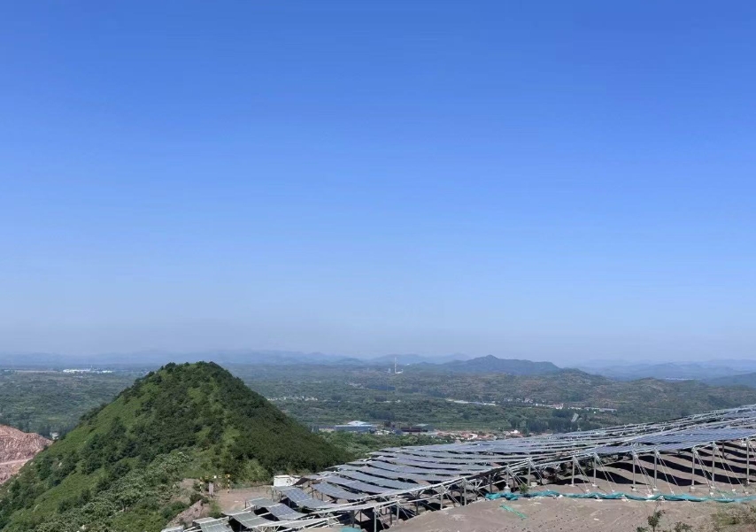 河北遷西某光伏基地。人民網(wǎng)記者 王紹紹攝