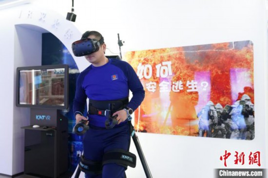 圖為消防員利用VR展示火災如何逃生。中新社記者 趙宇航 攝
