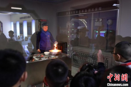 圖為學生們參觀道里區(qū)消防救援大隊消防科普體驗館內火場真實體驗演示區(qū)。中新社記者 趙宇航 攝
