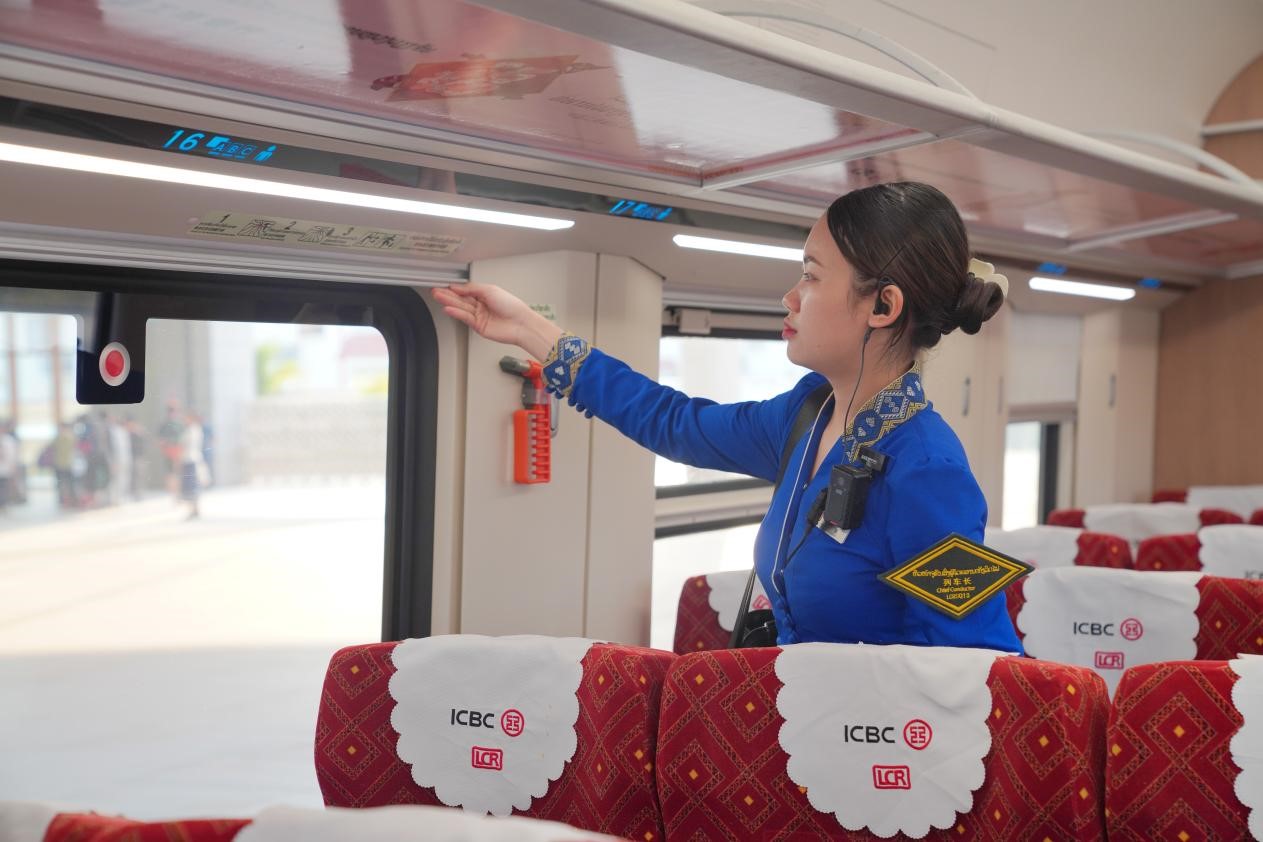 中老鐵路瀾滄號(hào)動(dòng)車(chē)組列車(chē)長(zhǎng)小麗正在進(jìn)行車(chē)廂檢查。老中鐵路有限公司供圖