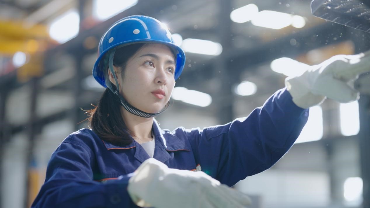 老中鐵路有限公司萬(wàn)象運(yùn)營(yíng)管理中心機(jī)輛車(chē)間希達(dá)在工作中。老中鐵路有限公司供圖