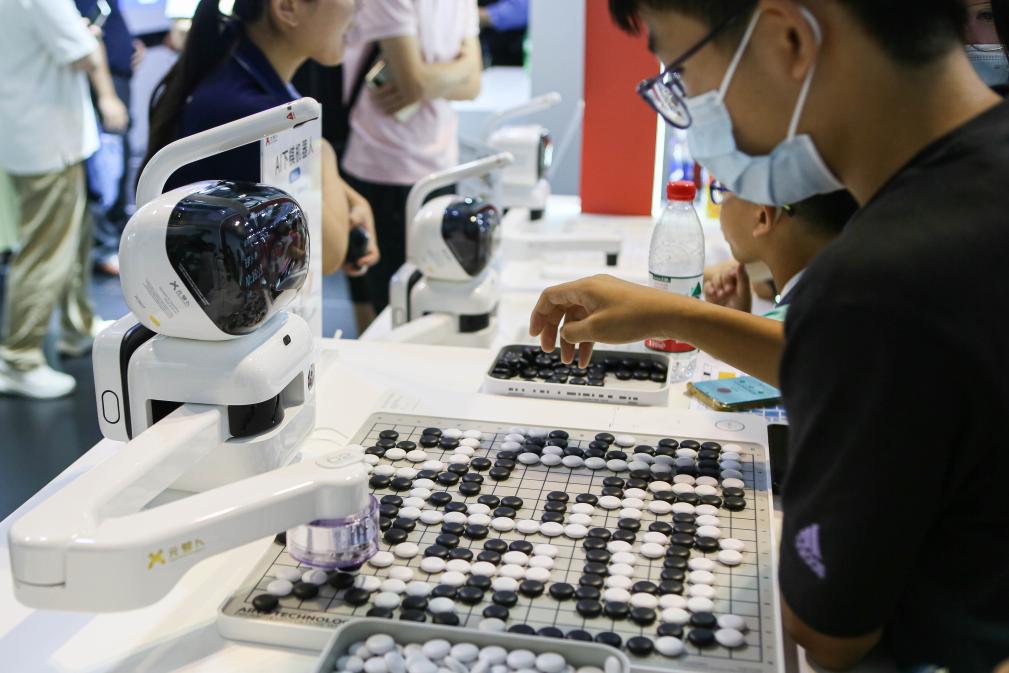 2023年7月7日，元蘿卜AI下棋機(jī)器人與觀眾對(duì)弈。2023年7月6日至8日，2023世界人工智能大會(huì)在上海舉行。新華社記者 辛夢(mèng)晨 攝