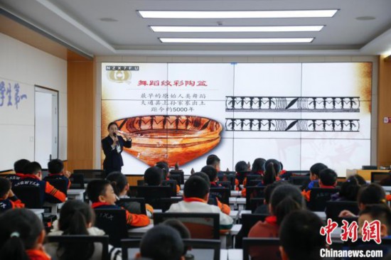 圖為學(xué)生在“國(guó)寶音樂會(huì)”社教課中了解舞蹈紋彩陶盆。中新社記者 馬銘言 攝