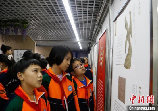 圖為學(xué)生參觀青海省博物館“1+3”主題流動(dòng)展覽，了解木舞俑。中新社記者 馬銘言 攝