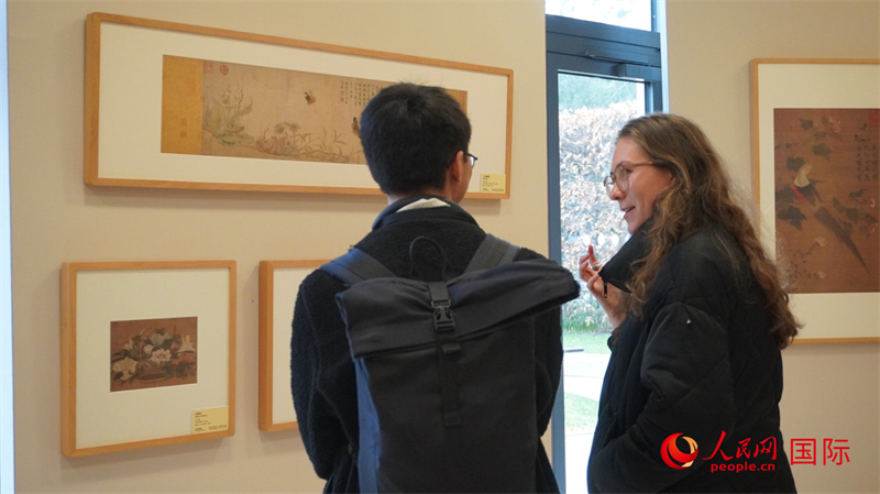 劍橋大學學者參觀宋畫特展。人民網(wǎng) 徐量攝