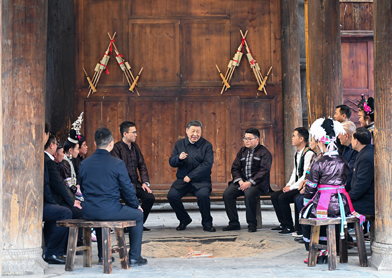 2025年3月17日，習(xí)近平總書(shū)記在貴州黔東南州黎平縣肇興侗寨考察時(shí)，在信團(tuán)鼓樓同村干部和村民代表圍坐在火塘邊，共話鄉(xiāng)村全面振興。