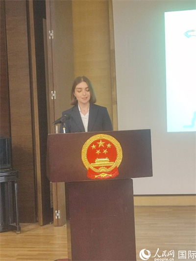 意方學(xué)生代表白綺花發(fā)言。人民網(wǎng)記者 鄭彬攝