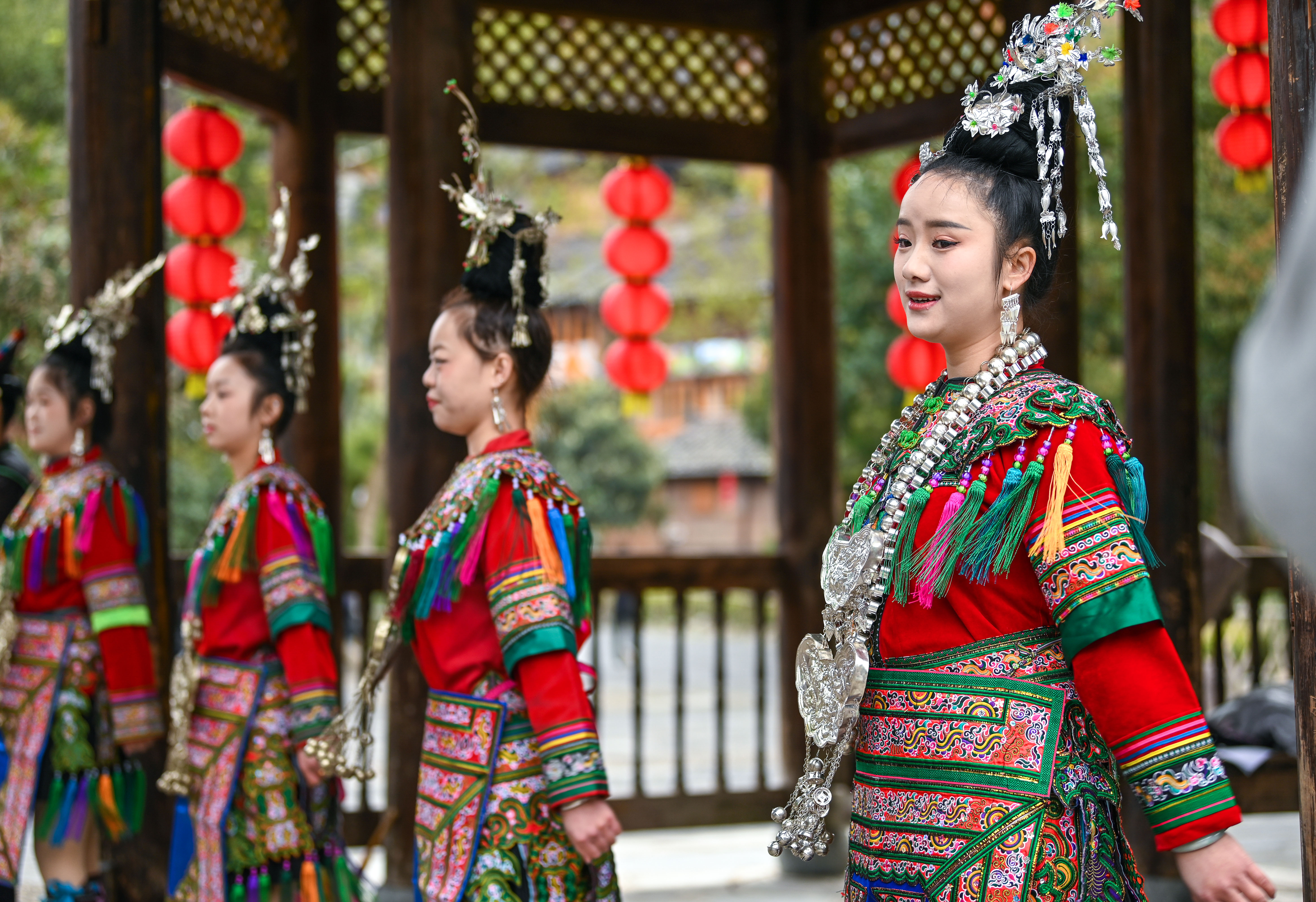  2025年3月18日，侗族群眾在貴州省黎平縣肇興侗寨給游客演唱侗族大歌。