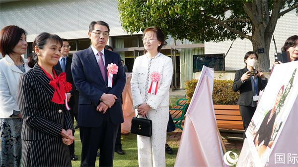 共同觀看女性成就圖片展。人民網(wǎng) 蔣曉辰攝