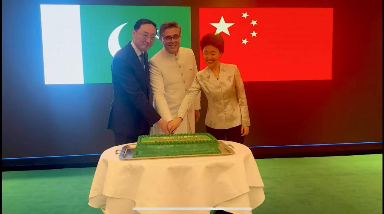 外交部副部長孫衛(wèi)東（左）、巴基斯坦駐華大使卡里爾·哈什米（中）、中聯(lián)部副部長孫海燕（右）共切蛋糕。巴基斯坦駐華大使館供圖