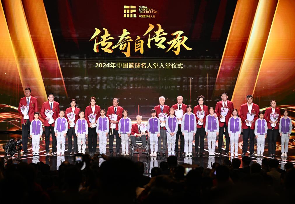 3月23日，在場的各屆中國籃球名人堂入堂人物在入堂儀式上合影留念。新華社記者 陳鐘昊 攝