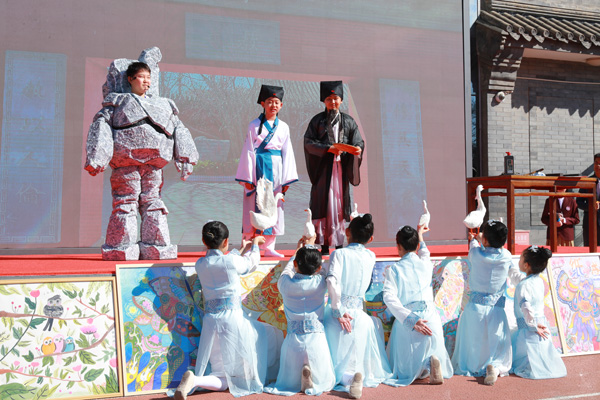 展覽開幕式上，府學學子上演情景劇《鵝池》。府學胡同小學供圖