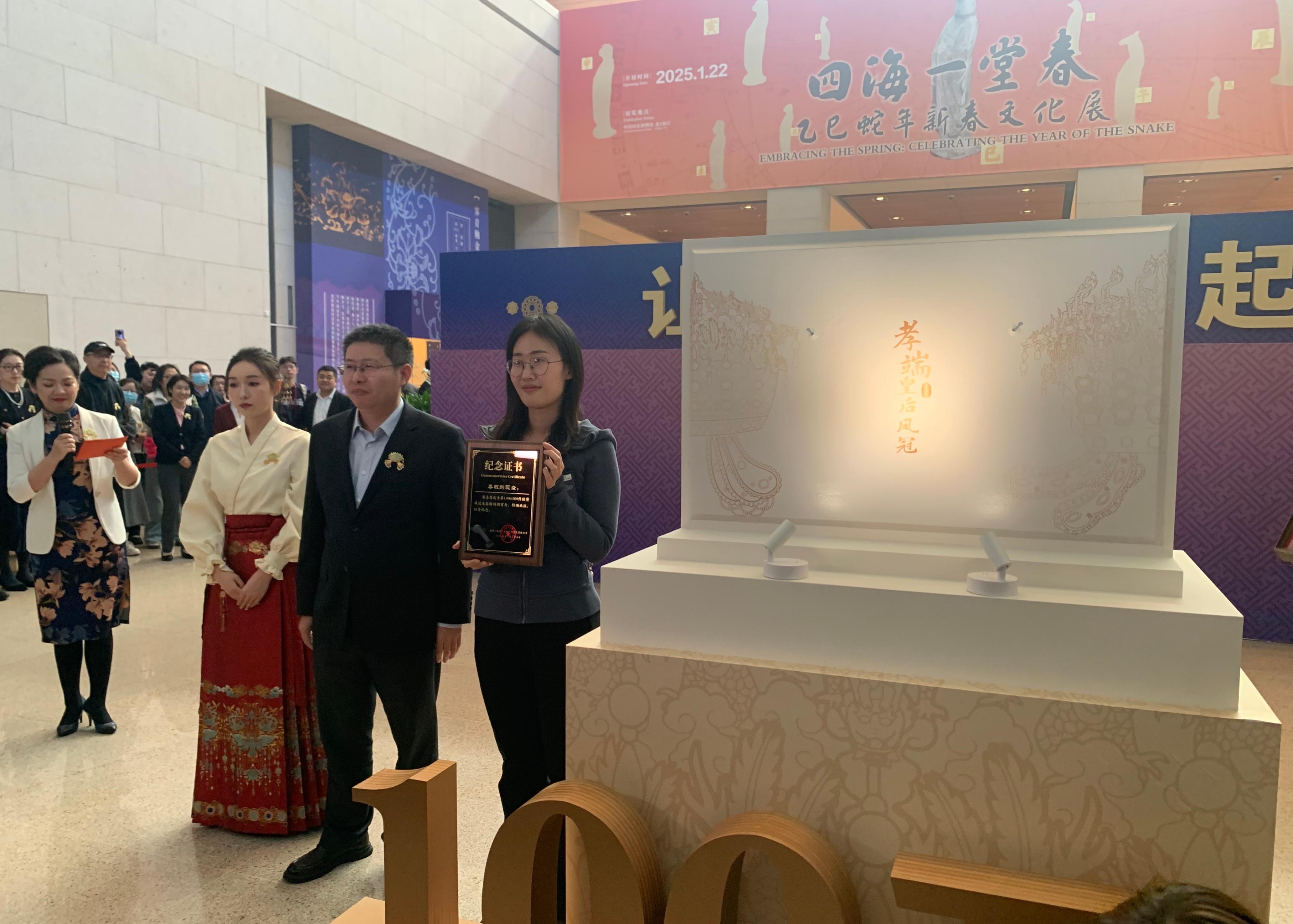 國博文創(chuàng)團(tuán)隊(duì)精心準(zhǔn)備了“紀(jì)念款鳳冠冰箱貼”和紀(jì)念證書贈(zèng)送給第100萬件鳳冠冰箱貼的購買者。人民網(wǎng)記者 劉穎穎攝