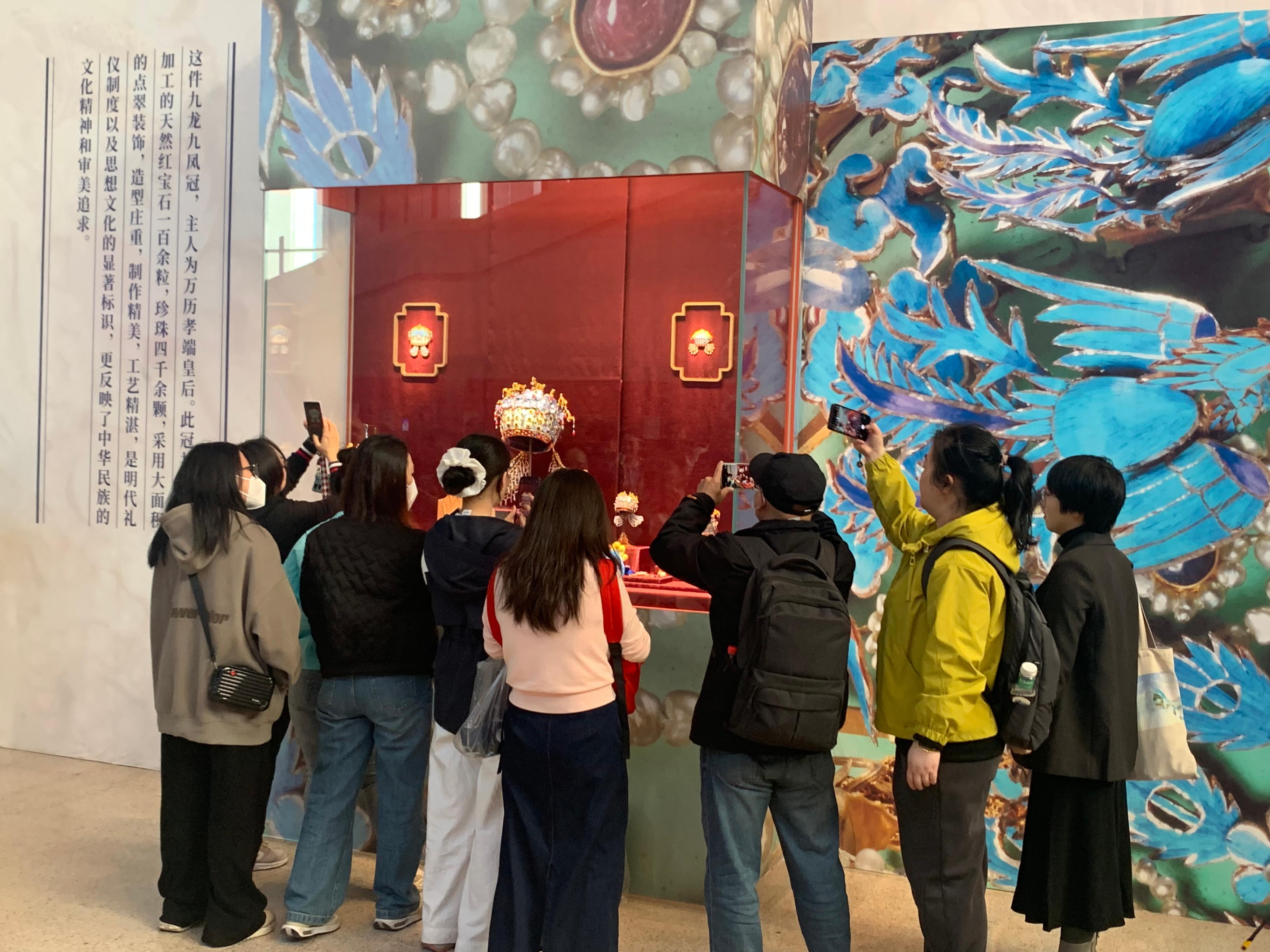 觀眾參觀國博鳳冠系列文創(chuàng)產(chǎn)品。人民網(wǎng)記者 劉穎穎攝