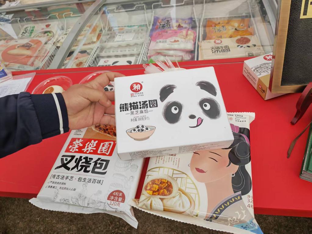 賴湯圓推出的新品熊貓湯圓（3月21日攝）。新華社記者 張海磊 攝