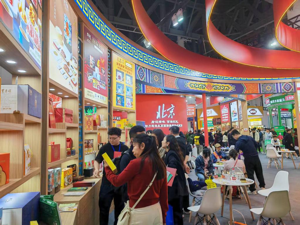 3月25日，在四川省成都市舉行的第112屆全國糖酒商品交易會中華老字號專區(qū)，展商們在展位前交流。新華社記者 張海磊 攝