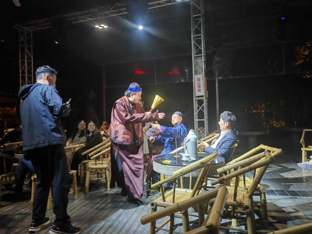 3月24日，《鶴鳴傳奇》在四川省成都市人民公園鶴鳴茶社演出。新華社記者 張海磊 攝