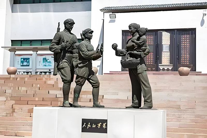錦州蘋果廉政文化展覽館前的《人民的蘋果》主題雕塑。（由遼沈戰(zhàn)役紀念館供圖）