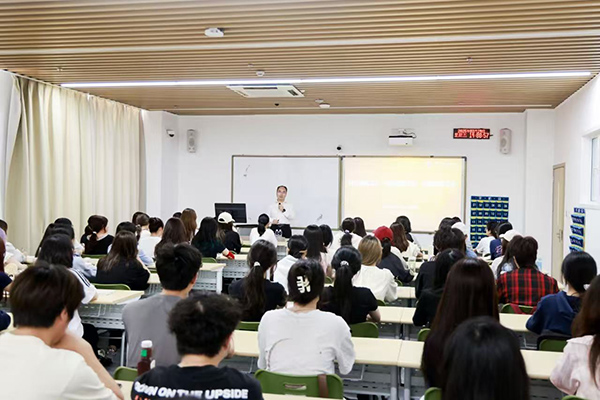 深圳職業(yè)技術(shù)大學(xué)黨委副書記、校長(zhǎng)許建領(lǐng)為學(xué)生授課。學(xué)校供圖