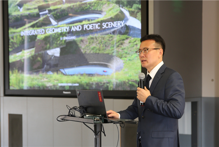 李興鋼院士做題為《勝景幾何》的主旨報告?；顒又鬓k方供圖
