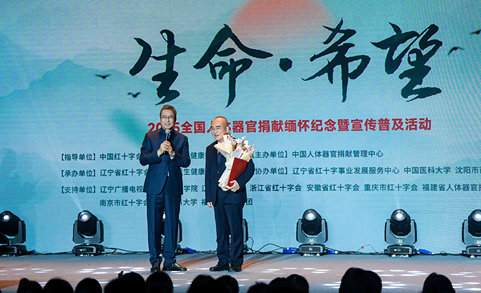 中國(guó)紅十字會(huì)副會(huì)長(zhǎng)白巖松在現(xiàn)場(chǎng)采訪“人民英雄”張定宇教授。主辦方供圖